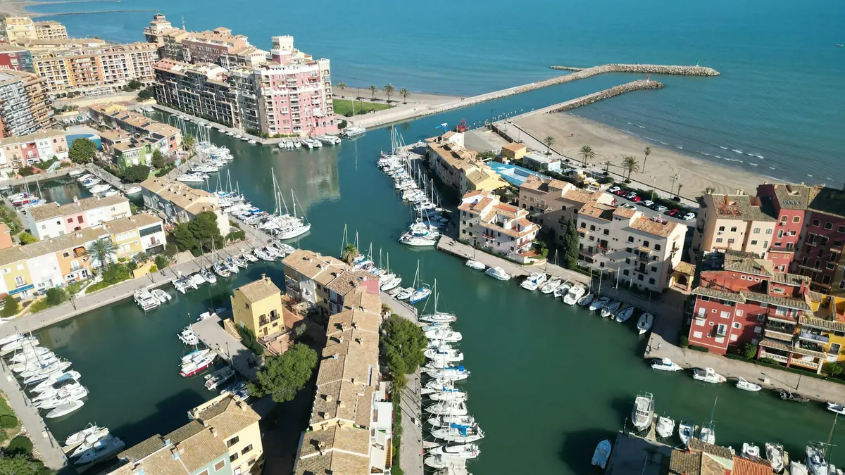 Vista aérea del puerto deportivo de Port Saplaya en Alboraia