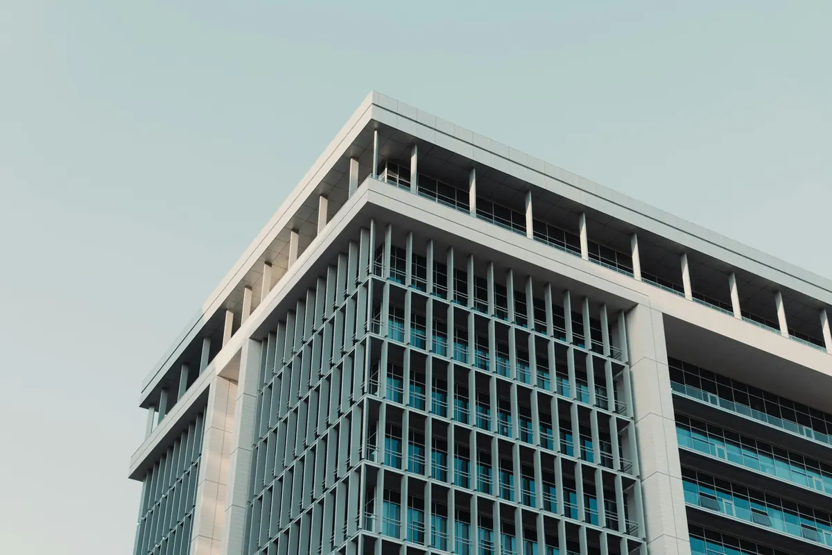 Edificio moderno de líneas geométricas contra un cielo despejado