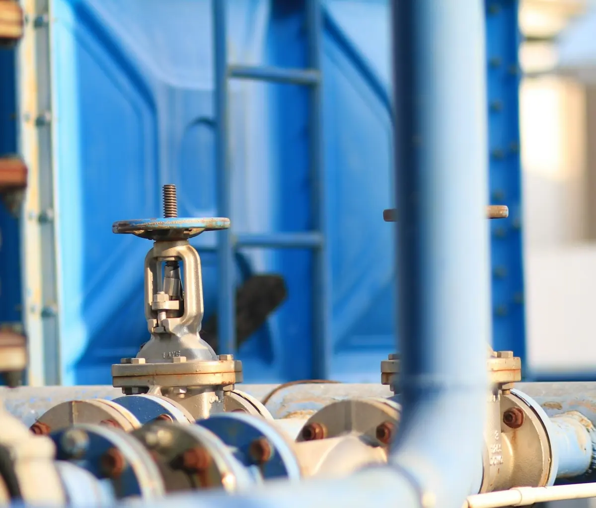 Tuberías y válvulas de un circuito de agua de una instalación térmica