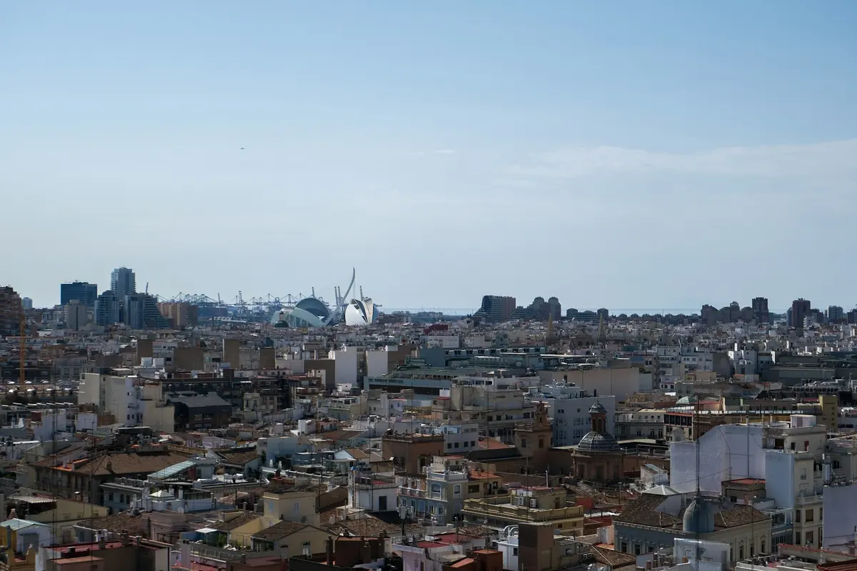 Panorámica urbana de edificios bajo un cielo azul despejado