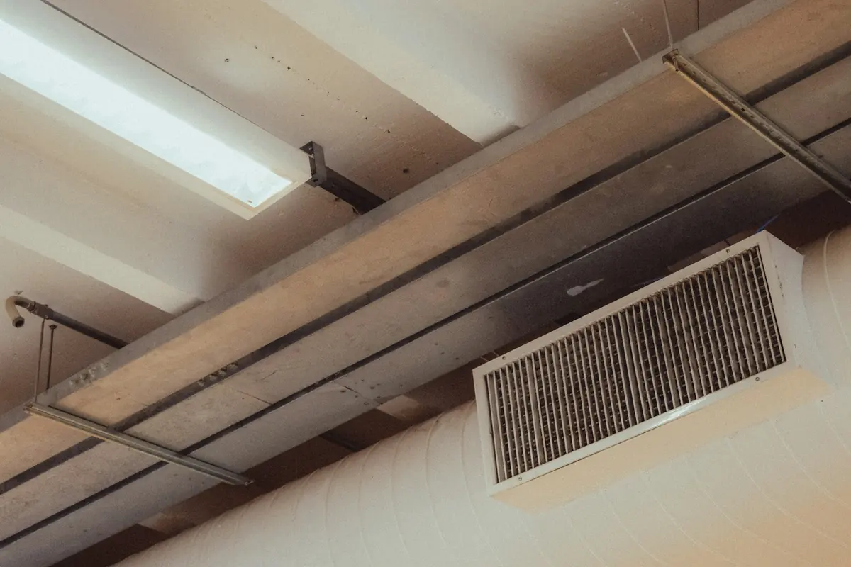Techo de un local amplio con instalaciones de ventilación e iluminación
