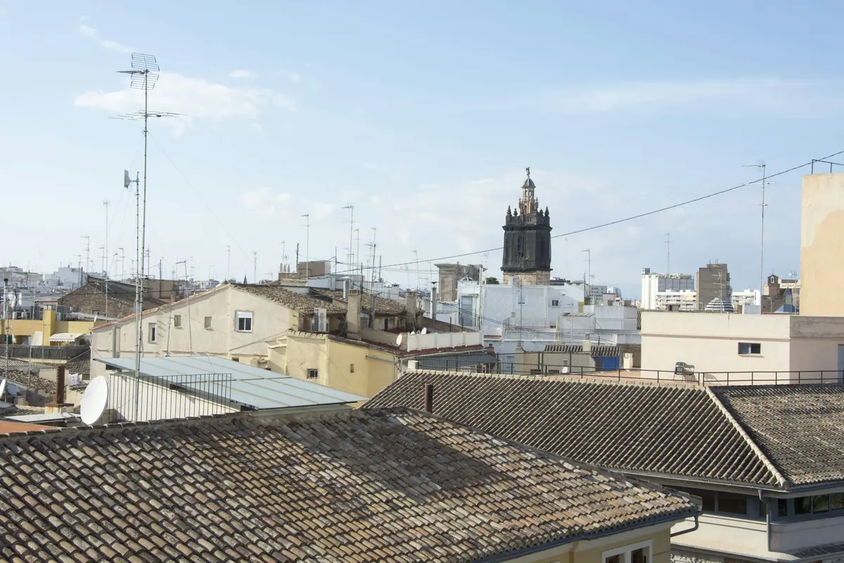Tejados del centro de Valencia con una torre del reloj