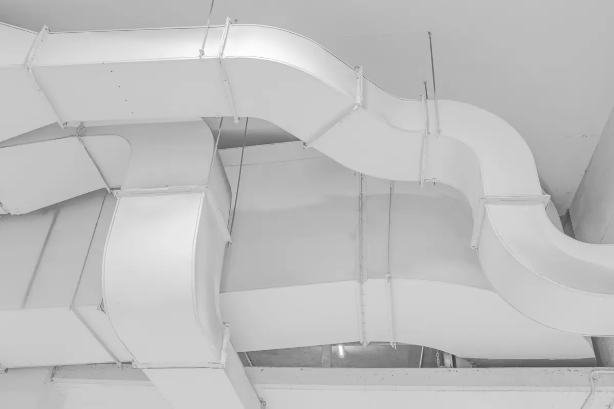 Conducto metálico de ventilación visto en un espacio luminoso