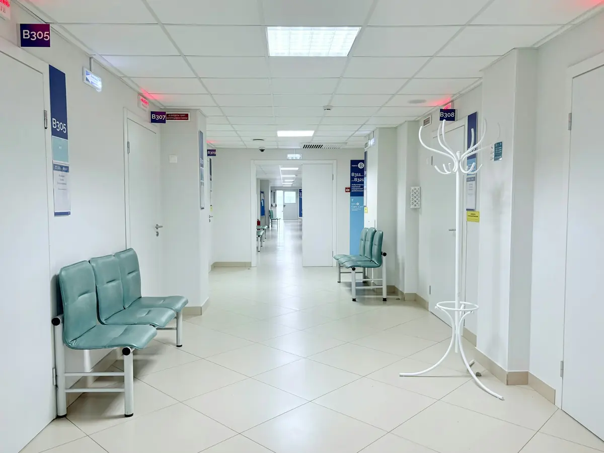 Pasillo vacío y limpio de un centro hospitalario
