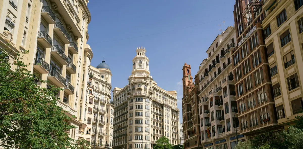Plaza del Ayuntamiento de Valencia rodeada de edificios históricos