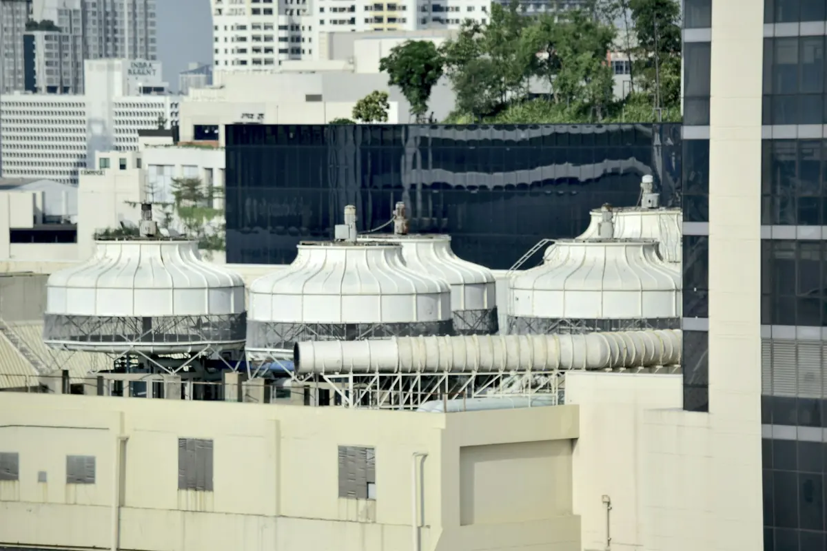 Cubierta de edificio con torre de refrigeración, enfriadora y equipos de climatización
