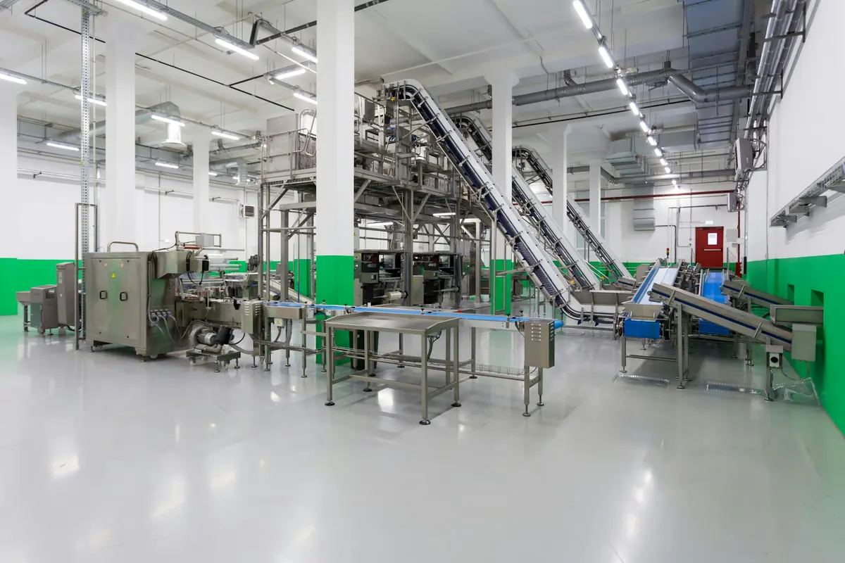 Línea de producción y envasado de alimentos en una planta industrial