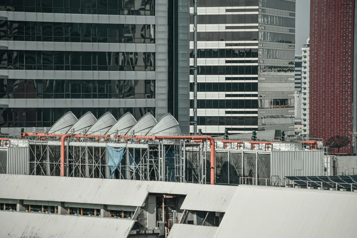 Torre de refrigeración y equipos de climatización en la cubierta de un edificio