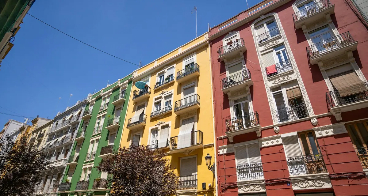 Fachadas de edificios de viviendas de colores en una calle urbana