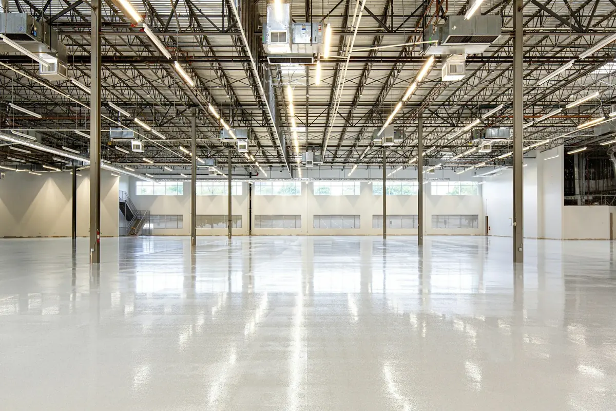 Nave logística moderna y vacía con suelo pulido