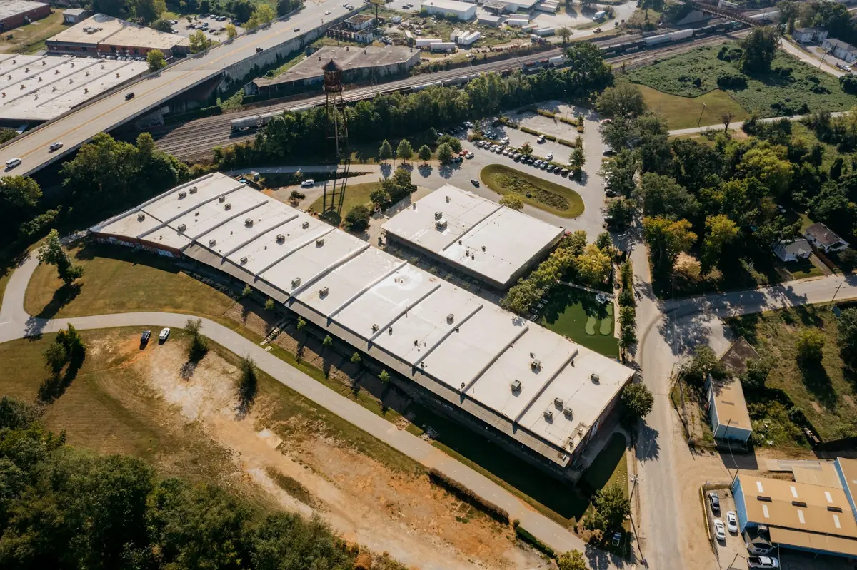 Vista aérea de un complejo moderno de edificios de oficinas