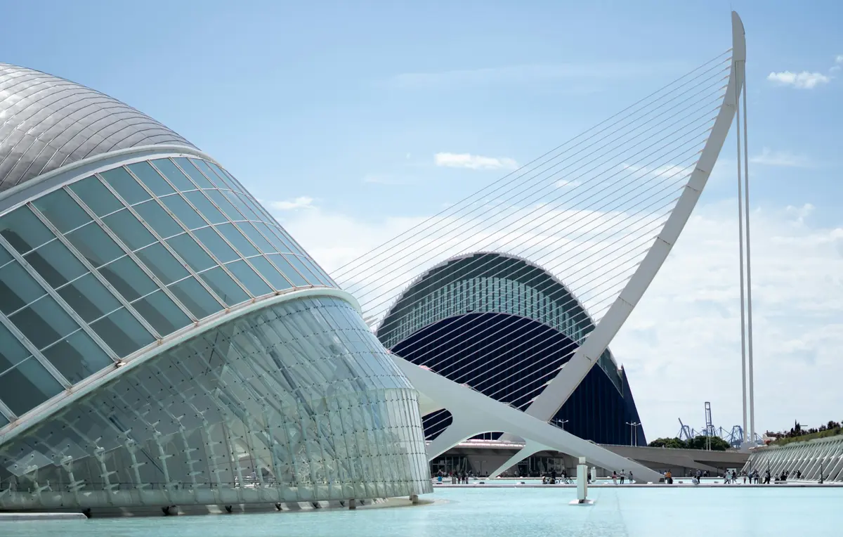Arquitectura de la Ciudad de las Artes y las Ciencias reflejada en el agua