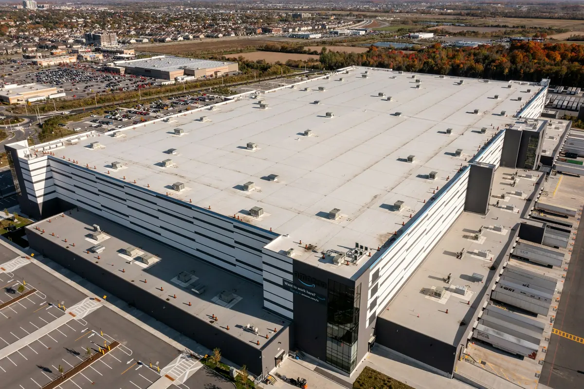 Vista aérea de una gran nave industrial y su entorno